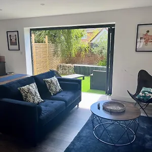 https://the-hideaway-with-own-private-sunny-garden.tophotelsbath.com